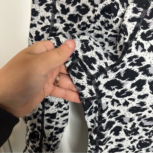 Zyia Active Black & White Leopard Print Pocket Cropped Leggings Size 4 - Picture 4 of 7